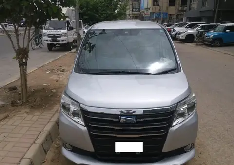 Toyota Noah 2014